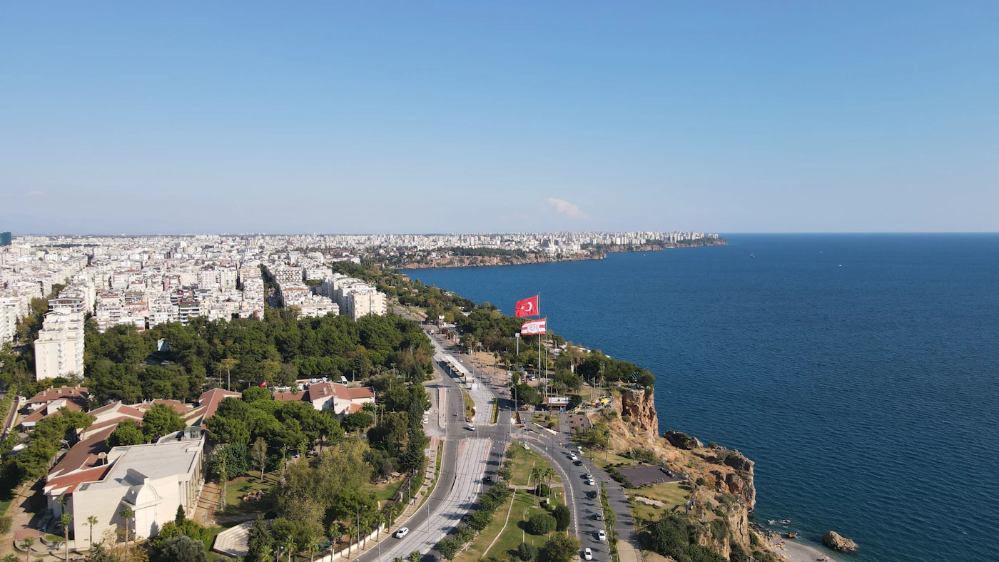 Antalya kıyısı ve kent dokusu