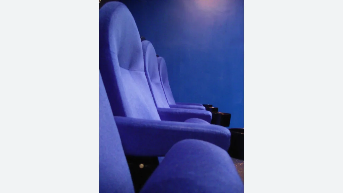 Sinema salonunda sıralanmış mavi koltuklar