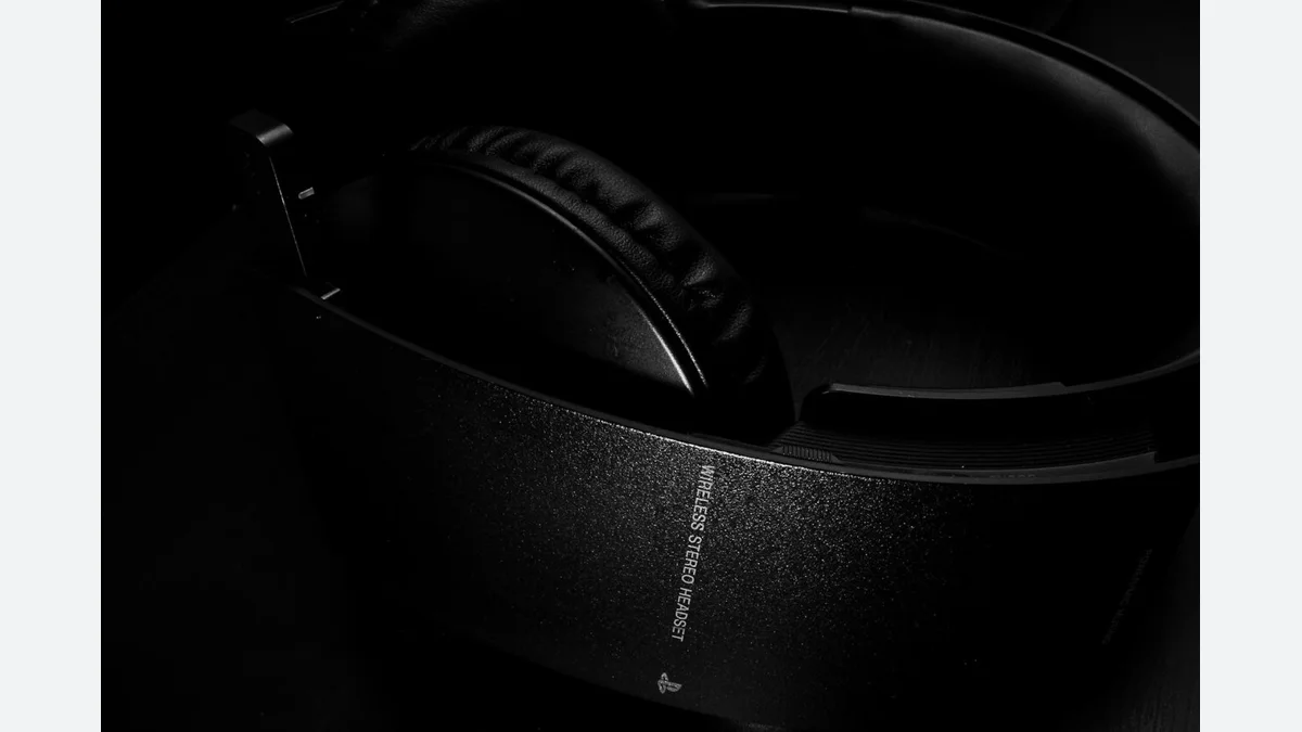 Sony kablosuz kulaklığın yakın plan fotoğrafı; açıklamadaki modelin ürün testi değildir