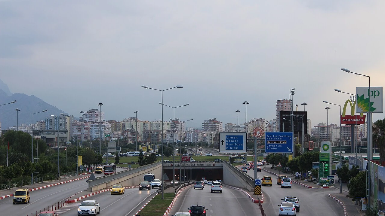 Antalya’da kent içi yol ve ulaşım görünümü; canlı trafik verisi değildir