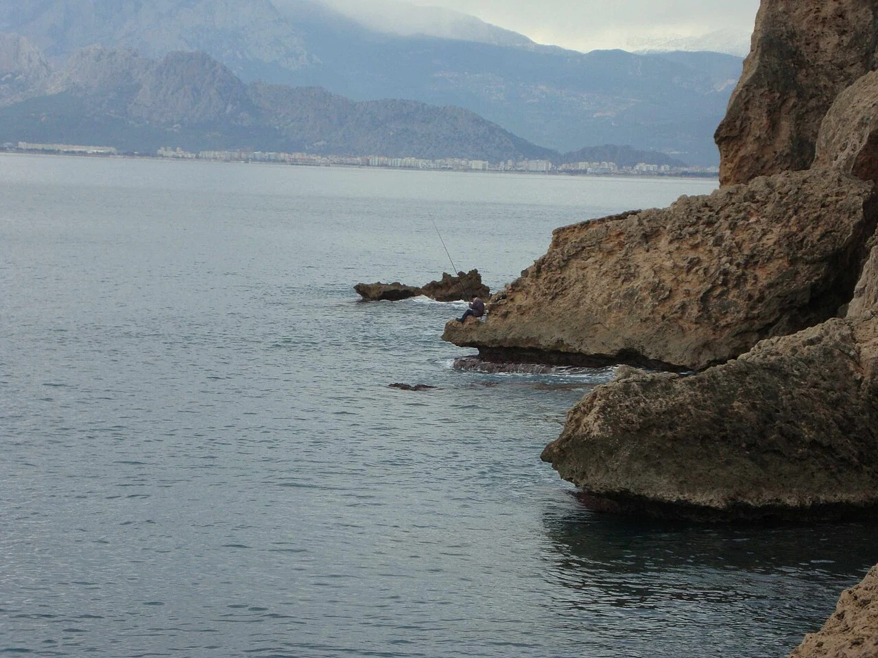 Antalya kıyısındaki falezler; mevsim ve hava durumu kaydı değil, arşiv fotoğrafı
