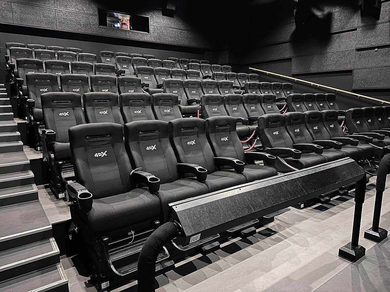 Sinema salonunda perde ve izleyici koltukları