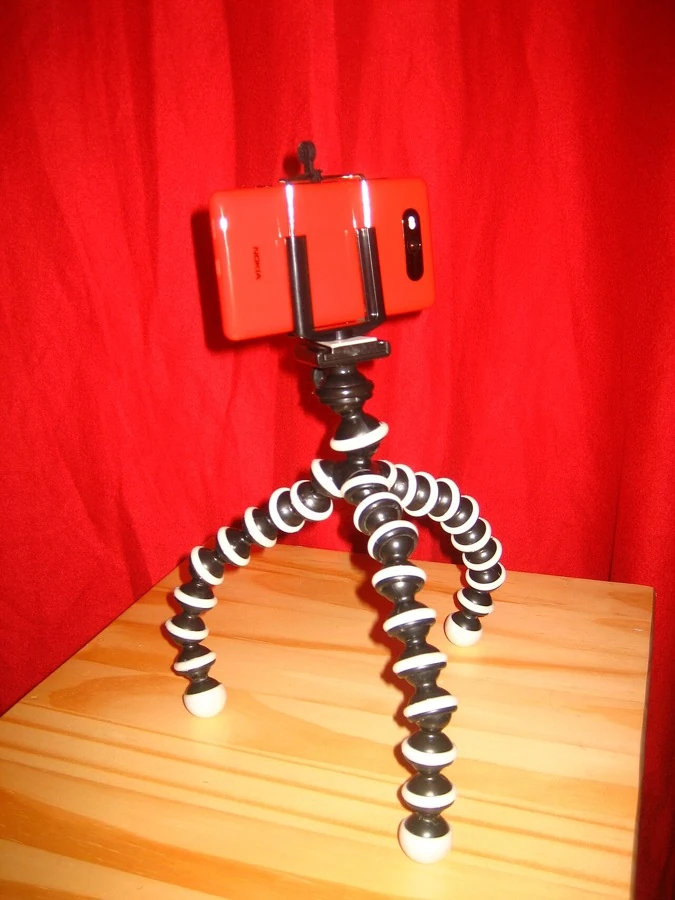 Esnek tripod üzerinde konumlandırılmış akıllı telefon; cihaz fotoğrafı
