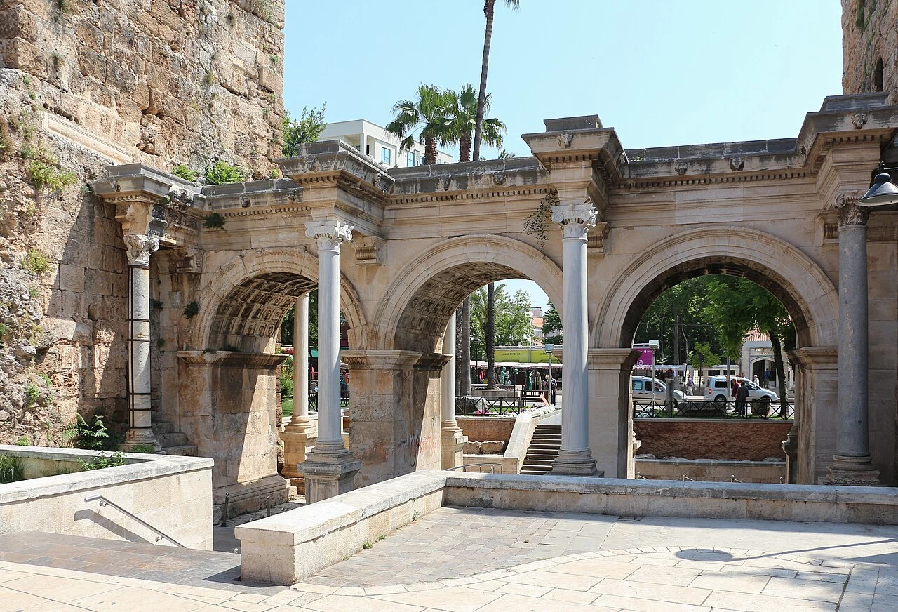 Kaleiçi yürüyüş rotasındaki Hadrian Kapısı