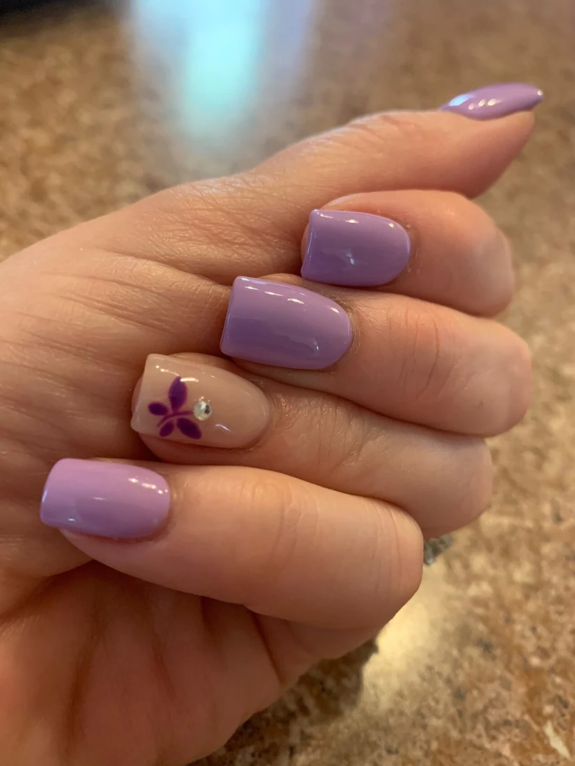 Tırnaklarda renk ve motif ritmi içeren nail art uygulaması
