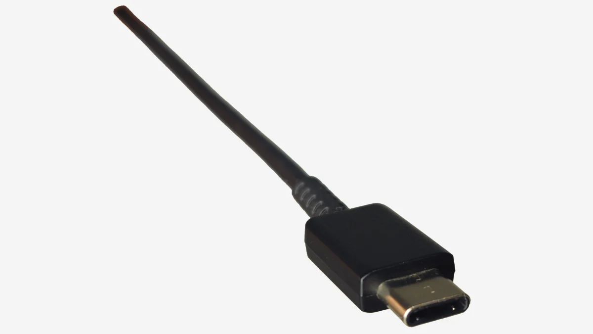 Siyah USB-C kablo ucunun yakın plan fotoğrafı