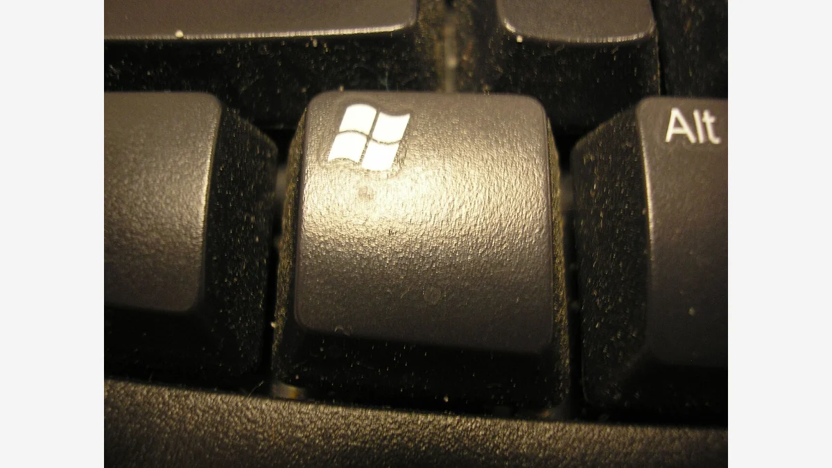 Windows tuşu bulunan bilgisayar klavyesi; temsili donanım fotoğrafı